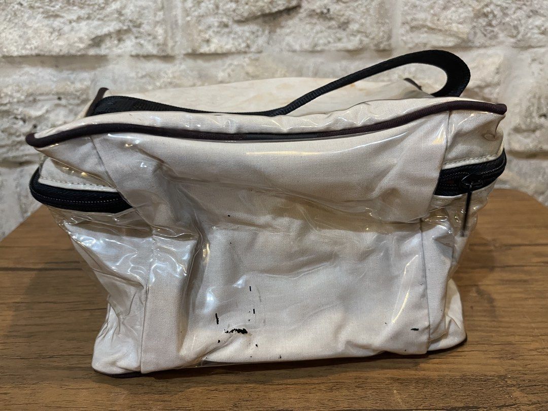 DKNY make up bag (Category: Makeup) located in San Fernando. Submitted by japansurpluselyu (Listing ID 1447896883, Image 3). Description: .
