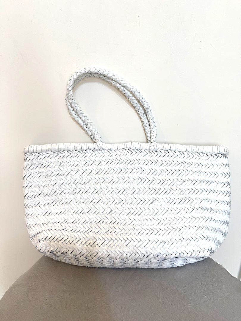 DRAGON DIFFUSION Triple Jump tote bag （分類：Tote Bags）位於 Hong Kong。 由 c.o.b.t 提交（商品編號 1448076192，圖片 1）。簡介： 放得落MacBook返工行街OK 幾乎只用過一次原價 $3790 white • leather • interwoven design • open top • two rolled top handles • main compartment • internal logo patch • internal St. Christopher medal charm • unlined • This piece comes complete with a protective dust bag. FARFETCH ID: 24836722 Brand Style ID: 8810 Top Width : 11.8in / 30cm Bottom Width : 9.8in / 25