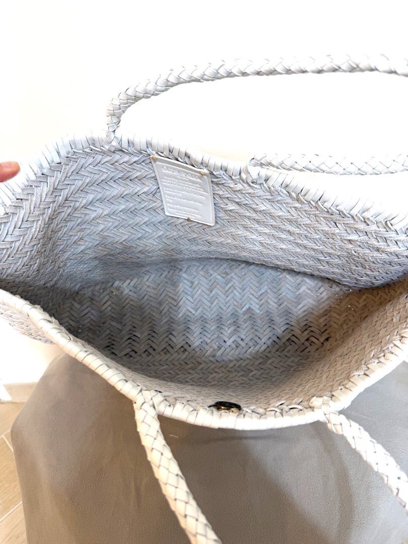 DRAGON DIFFUSION Triple Jump tote bag （分類：Tote Bags）位於 Hong Kong。 由 c.o.b.t 提交（商品編號 1448076192，圖片 2）。簡介： 放得落MacBook返工行街OK 幾乎只用過一次原價 $3790 white • leather • interwoven design • open top • two rolled top handles • main compartment • internal logo patch • internal St. Christopher medal charm • unlined • This piece comes complete with a protective dust bag. FARFETCH ID: 24836722 Brand Style ID: 8810 Top Width : 11.8in / 30cm Bottom Width : 9.8in / 25