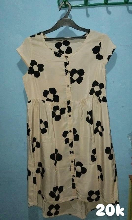dress bunga (Kategori: Gaun & Rok) berada di Bandung. Dikirim oleh peyyiii03 (ID iklan 1448018475, Gambar 1). Deskripsi: .