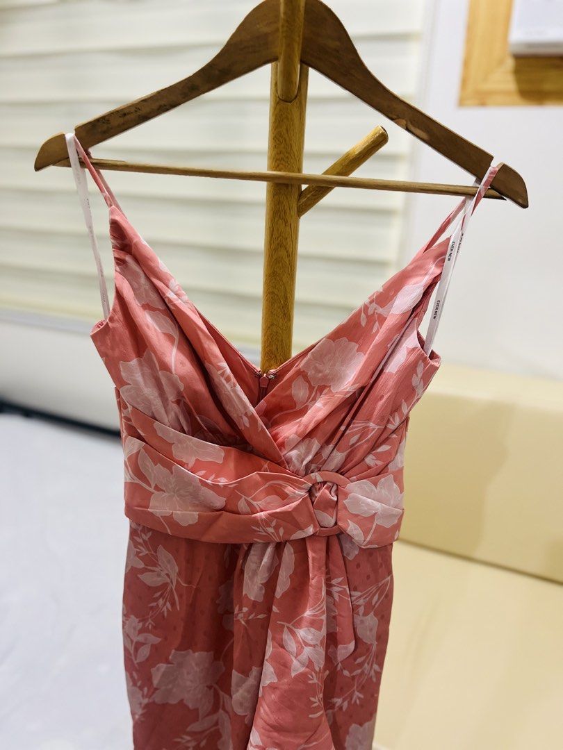 Evernew gown dress (Category: Dresses) located in Quezon City. Submitted by rcgilrmo (Listing ID 1448051081, Image 3). Description: Used it only once. Original price is 7K+ but got it on sale 4K+.