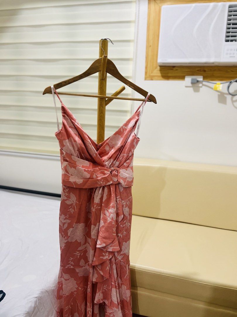 Evernew gown dress (Category: Dresses) located in Quezon City. Submitted by rcgilrmo (Listing ID 1448051081, Image 2). Description: Used it only once. Original price is 7K+ but got it on sale 4K+.
