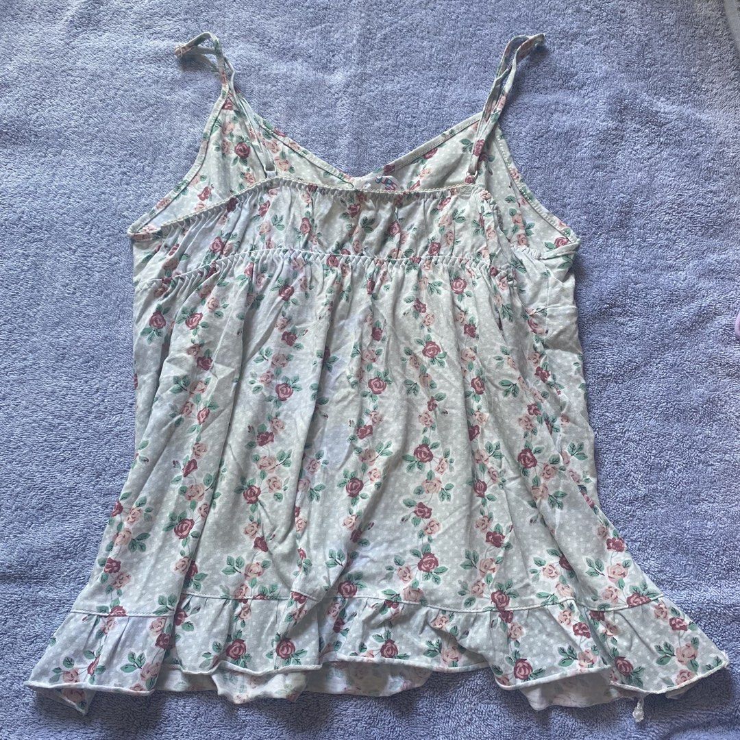Floral Camisole Top (Category: Sleeveless) located in Taguig. Submitted by floatingpoints (Listing ID 1447931655, Image 2). Description: tag says medium but it can fit small (flowy fit) RFS: not my style anymore loc: qc/taguig mop: gcash only mod: j&t or lalamove (within mm) pls manage your expectations since these are all preloved, unless tagged as bnwt :).