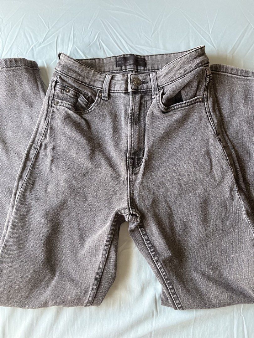 Grey Wash Straight Leg Jeans (Category: Jeans) located in Santa Rosa. Submitted by gelanicoleee (Listing ID 1447944319, Image 3). Description: - Color: Grey Wash - Style: Mom Slim Jeans - Fit: High-waisted, Straight Leg - Size: 26.