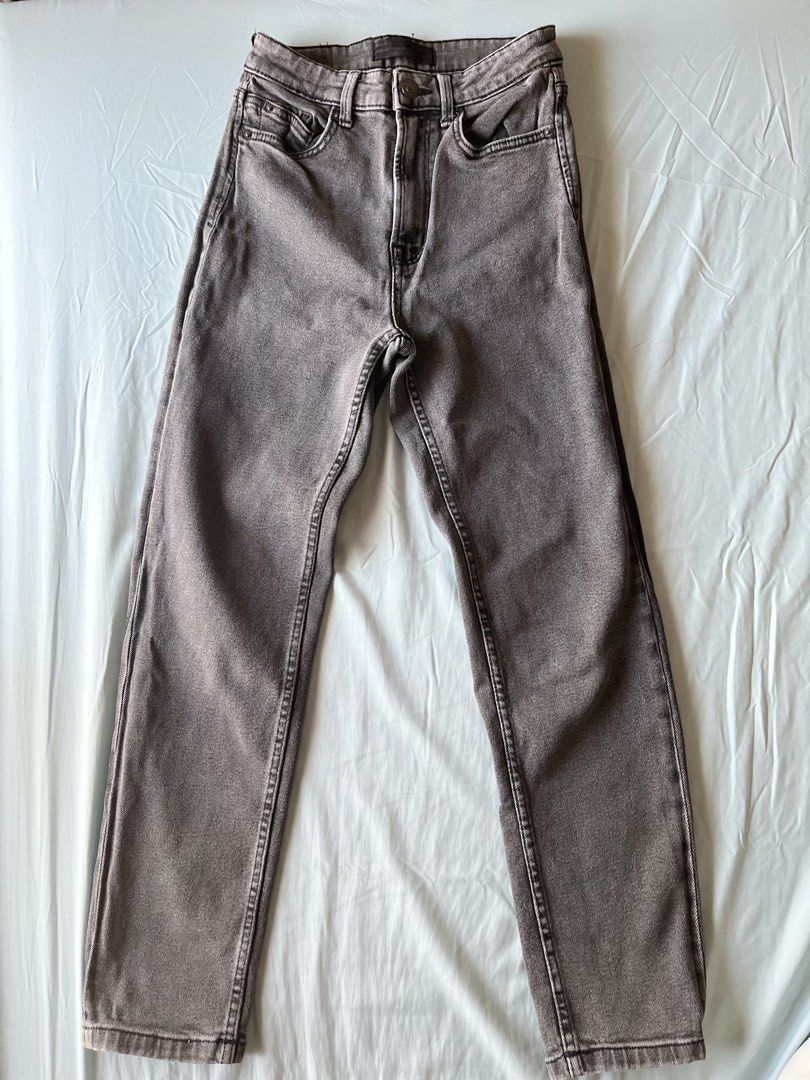 Grey Wash Straight Leg Jeans (Category: Jeans) located in Santa Rosa. Submitted by gelanicoleee (Listing ID 1447944319, Image 1). Description: - Color: Grey Wash - Style: Mom Slim Jeans - Fit: High-waisted, Straight Leg - Size: 26.