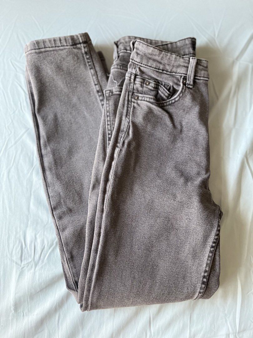 Grey Wash Straight Leg Jeans (Category: Jeans) located in Santa Rosa. Submitted by gelanicoleee (Listing ID 1447944319, Image 2). Description: - Color: Grey Wash - Style: Mom Slim Jeans - Fit: High-waisted, Straight Leg - Size: 26.