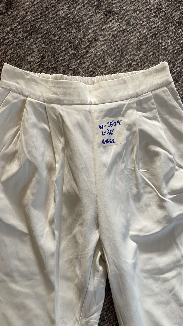 GU Jogger Pants (Category: Other Bottoms) located in Kota Bharu. Submitted by thriftbyaffizahelmi (Listing ID 1447890289, Image 2). Description: ukuran rujuk gambar.