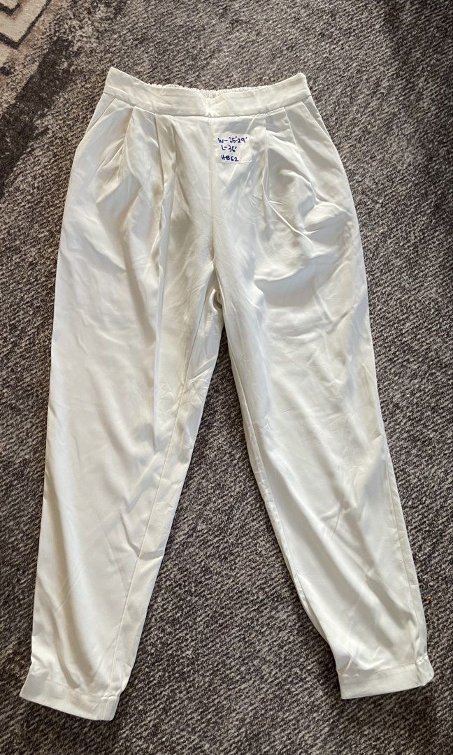 GU Jogger Pants (Category: Other Bottoms) located in Kota Bharu. Submitted by thriftbyaffizahelmi (Listing ID 1447890289, Image 1). Description: ukuran rujuk gambar.