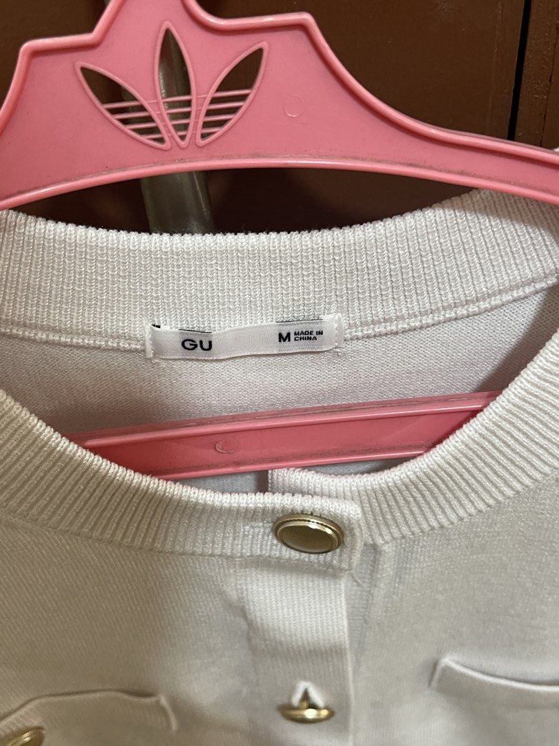 GU White Top (Category: Shirts) located in Paranaque City. Submitted by lovenclutter (Listing ID 1447958484, Image 3). Description: - Size M on tag - No flaws except signs of usage (garter) - Bought in Japan.