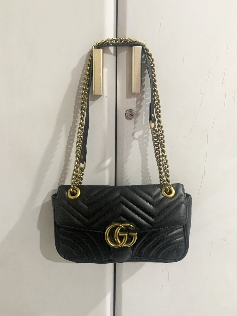 Gucci Small Marmont Shoulder Bag - Black (Kategori: Tas & Dompet Wanita) berada di Jakarta Pusat. Dikirim oleh preloved_hokki (ID iklan 1447961139, Gambar 1). Deskripsi: • Thrift • ad crack di beberapa bagian. Bisa cek detail gambar • tidak ada noser • ukuran 25x15x7,5CM.