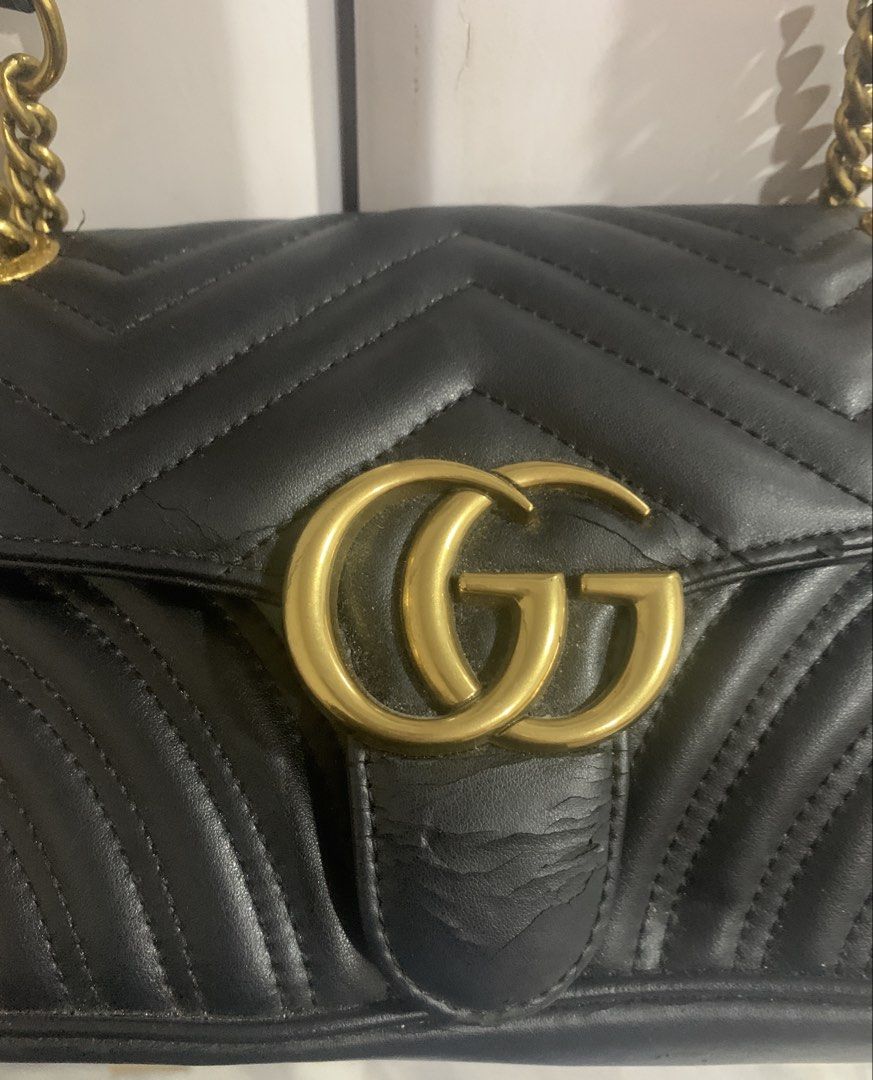 Gucci Small Marmont Shoulder Bag - Black (Kategori: Tas & Dompet Wanita) berada di Jakarta Pusat. Dikirim oleh preloved_hokki (ID iklan 1447961139, Gambar 2). Deskripsi: • Thrift • ad crack di beberapa bagian. Bisa cek detail gambar • tidak ada noser • ukuran 25x15x7,5CM.