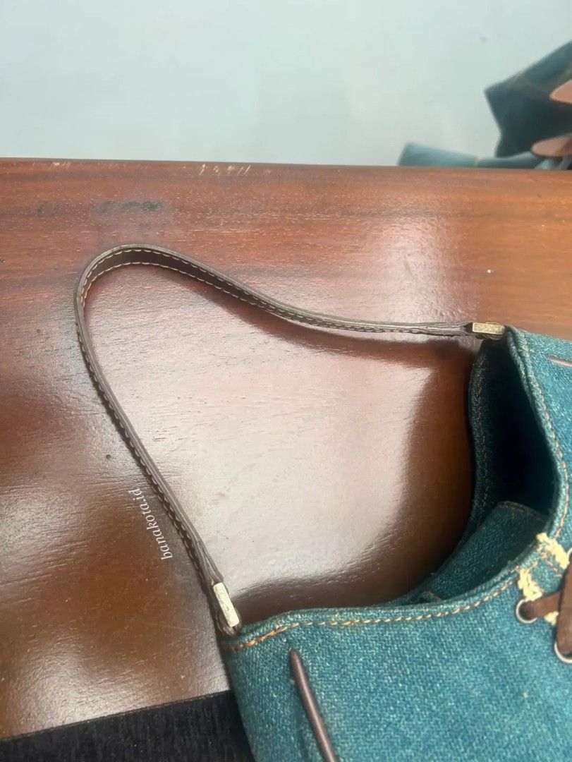 Guess denim mini (Kategori: Tas & Dompet) berada di Bogor. Dikirim oleh banakota.id (ID iklan 1447929484, Gambar 3). Deskripsi: chat for detail visit my IG : banakota.id.