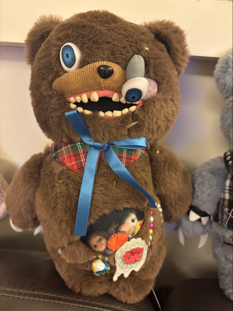 HamiKuma🐻公仔 （分類：絨毛玩具）位於 Hong Kong。 由 sscbb 提交（商品編號 1448013592，圖片 3）。簡介： HamiKuma🐻公仔 經典啡色及灰藍色 @$390 另有化妝袋及吊飾 大板環球影城名物 SF到付 不設面交。