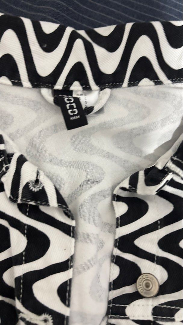 H&M Black and White Swirl Cropped Jacket (Category: Coats, Jackets and Outerwear) located in Quezon City. Submitted by ali_1130 (Listing ID 1447887916, Image 2). Description: - Cool black and white swirl pattern jacket - Brand: H&M - Style: Cropped, long sleeves - Closure: Button-up front - Features: Unique design, great statement piece.