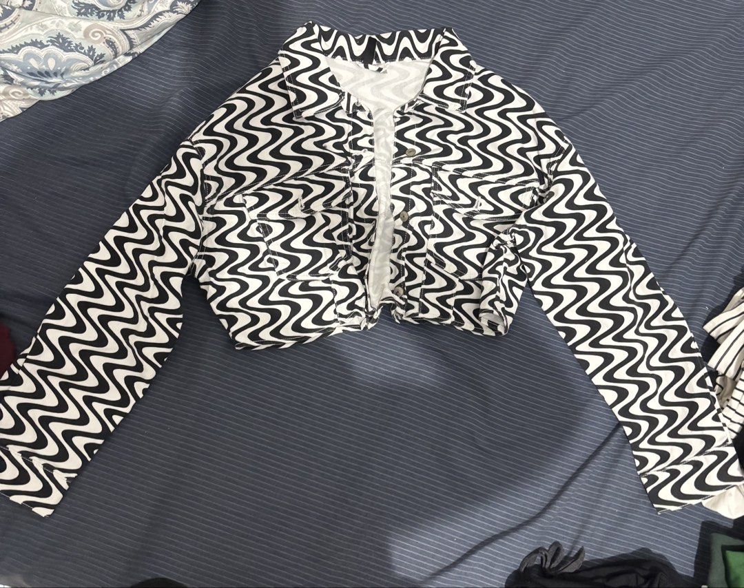 H&M Black and White Swirl Cropped Jacket (Category: Coats, Jackets and Outerwear) located in Quezon City. Submitted by ali_1130 (Listing ID 1447887916, Image 1). Description: - Cool black and white swirl pattern jacket - Brand: H&M - Style: Cropped, long sleeves - Closure: Button-up front - Features: Unique design, great statement piece.