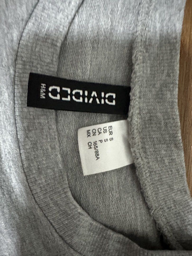 H&M Divided NASA Long Sleeve Sweatshirt (Category: Longsleeves) located in Mandaluyong City. Submitted by miaaaa32 (Listing ID 1448009025, Image 2). Description: - H&M Divided Grey Long Sleeve Sweatshirt - Features iconic NASA logo on the front - Red and blue striped detail on sleeves - Size: S - Ideal for everyday casual wear.