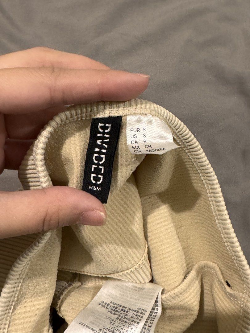 H&M Ribbed Halter Crop Top Beige Size S (Category: Sleeveless) located in Quezon City. Submitted by ianne.declutter (Listing ID 1448003236, Image 2). Description: I think its more XS than S - H&M Ribbed Halter Neck Crop Top - Color: Beige - Material: Super comfy and stretchy - Versatile: Great for layering or wearing on its own - Easy to style: Pairs well with jeans or skirts.