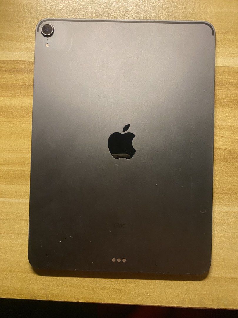 iPad Pro 11 2018 (Category: iPad) located in Urbiztondo. Submitted by yanyan_05 (Listing ID 1448007529, Image 1). Description: No Issue at all -64gb - Only used for note taking -Always in case, Scratch mark from pencil only -no bend and dents STILL NEGOTIABLE Ref. for selling upgrade meet up around QC or Pasay .