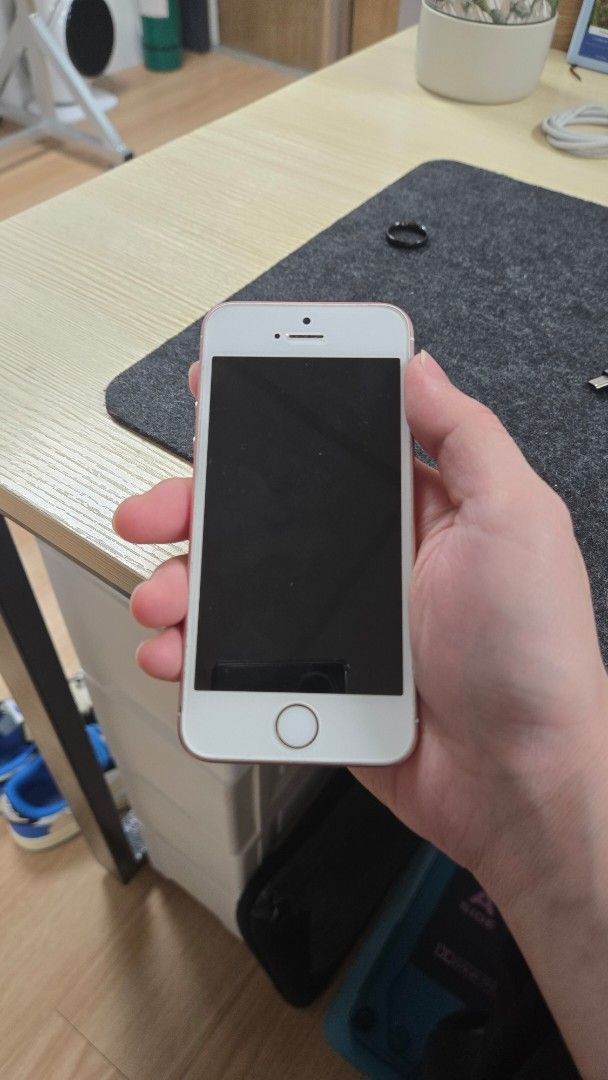 IPHONE SE 1 16 GB PHILIPPINES (Category: iPhone SE Series) located in Makati City. Submitted by mikhael99 (Listing ID 1447928613, Image 1). Description: - iPhone SE (1st Gen) - Storage: 16GB - Color: Rose Gold - Classic and compact design - Meetup available at Ayala Malls Circuit, Makati City.
