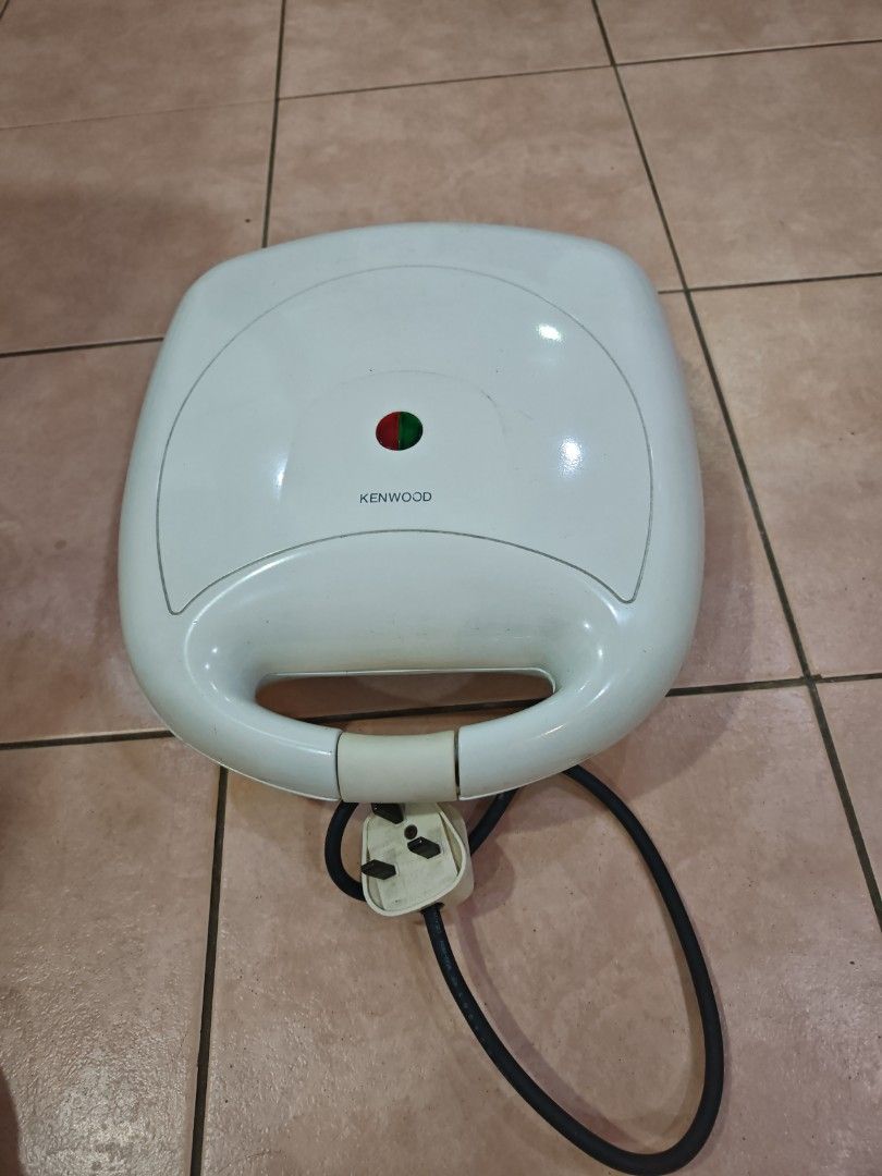 KENWOOD SM410 3-in-1 Waffle Sandwich Maker (Category: Other Kitchenware & Tableware) located in Kuala Lumpur. Submitted by sebastian_e1119 (Listing ID 1448031136, Image 1). Description: KENWOOD SM410 3-in-1 Waffle Sandwich Maker FEATURES - Compact storage with handles - 100-degree hinge to open flat as a griddle - Easy plate release system - 3 non-stick interchangeable coated plates - sandwich, waffle, and grill plates SPECIFICATIONS Size (cm) : 