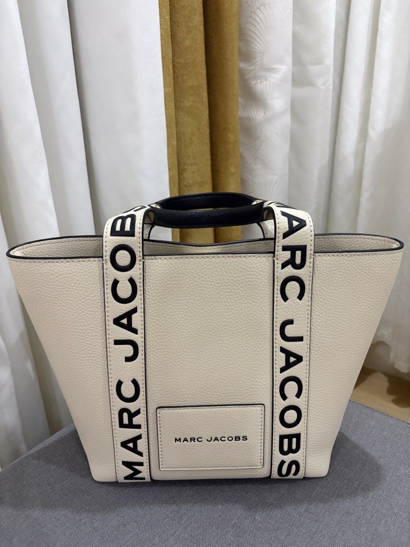 Leather Bag (Category: Shoulder Bags) located in Muntinlupa City. Submitted by goldlevel (Listing ID 1448076187, Image 3). Description: Original Bought from USA Genuine leather Original price 350$.