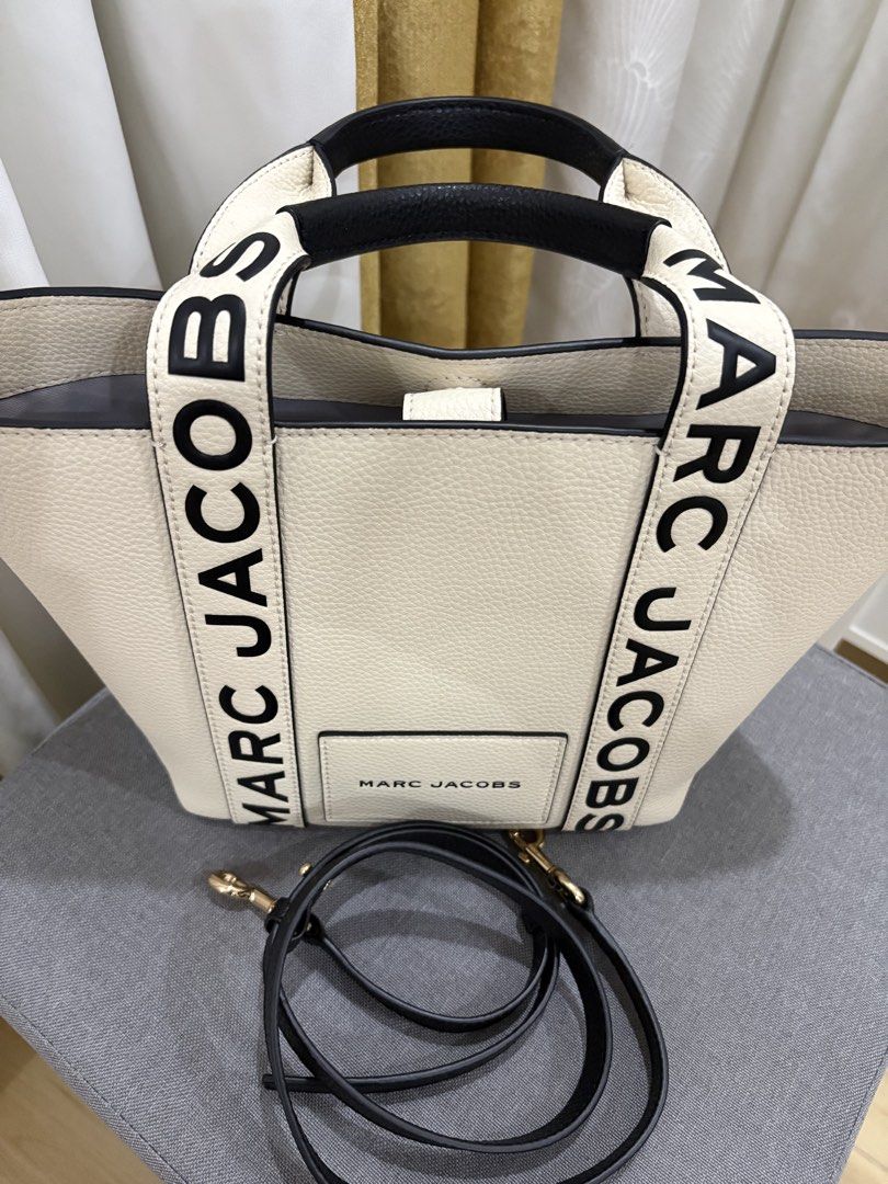 Leather Bag (Category: Shoulder Bags) located in Muntinlupa City. Submitted by goldlevel (Listing ID 1448076187, Image 1). Description: Original Bought from USA Genuine leather Original price 350$.