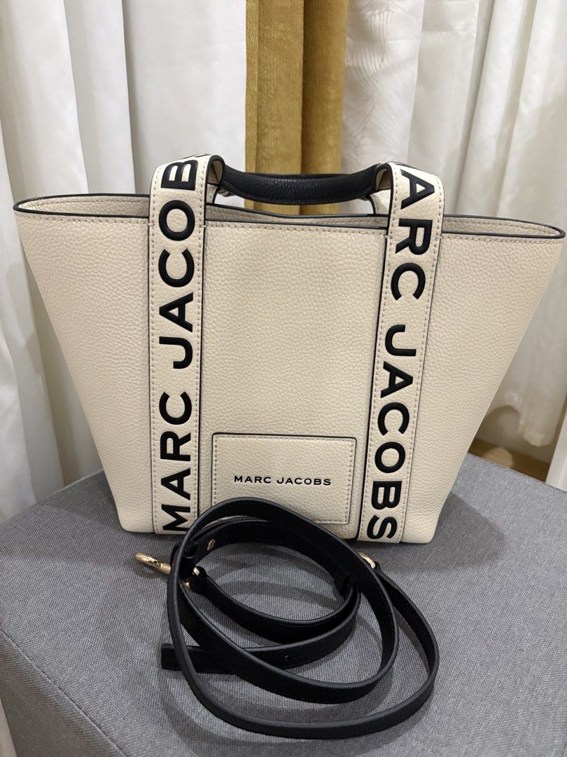 Leather Bag (Category: Shoulder Bags) located in Muntinlupa City. Submitted by goldlevel (Listing ID 1448076187, Image 2). Description: Original Bought from USA Genuine leather Original price 350$.