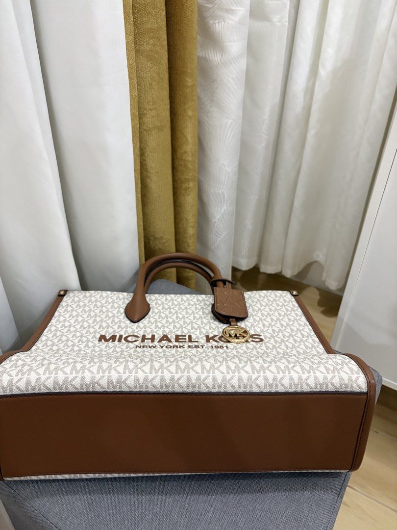Leather Bag (Category: Shoulder Bags) located in Muntinlupa City. Submitted by goldlevel (Listing ID 1448076337, Image 3). Description: Original from USA Price 15k Medium size Original leather .
