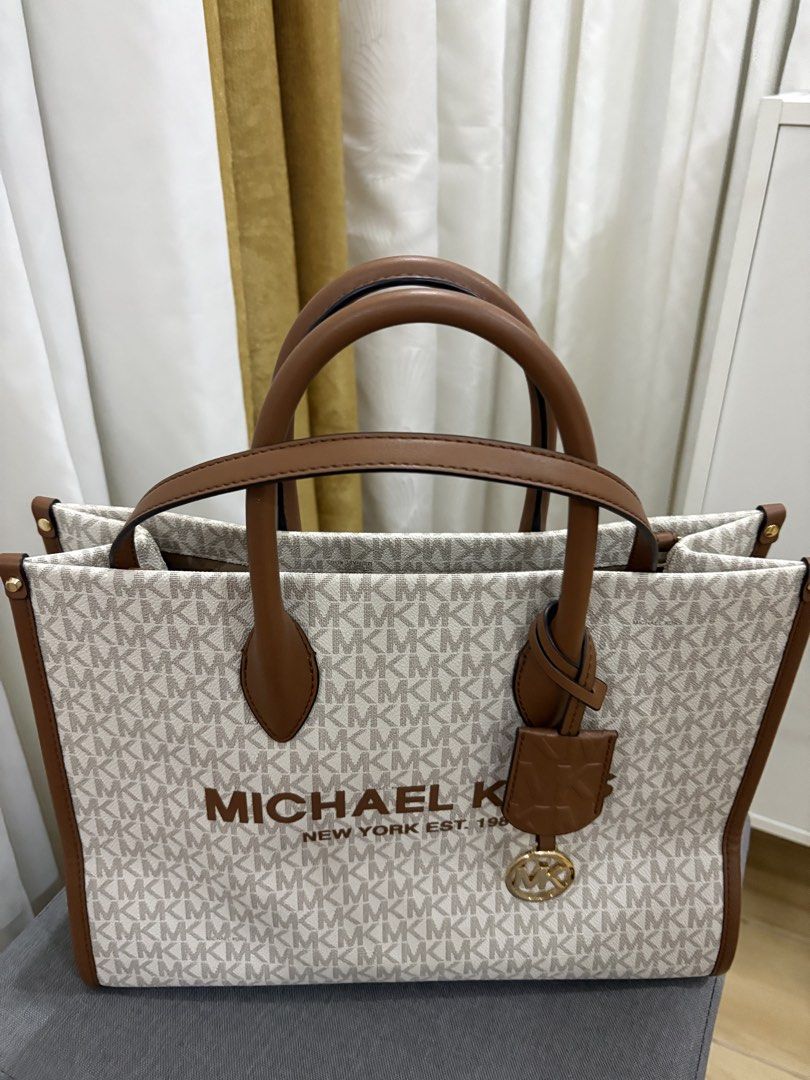 Leather Bag (Category: Shoulder Bags) located in Muntinlupa City. Submitted by goldlevel (Listing ID 1448076337, Image 2). Description: Original from USA Price 15k Medium size Original leather .