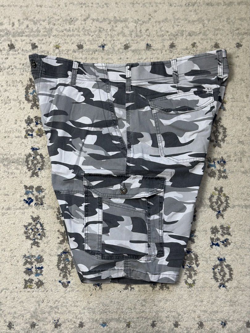 Lee Performance Series Extreme Motion Camo Cargo Shorts (Category: Shorts) located in Daet. Submitted by thrifthings2018 (Listing ID 1447976161, Image 2). Description: As new condtion Lee Motion waistline 38 length 19 ₱400- Lee Performance Series Extreme Motion cargo shorts - Cool grey and black camouflage pattern - Multiple pockets for ample storage - Comfortable fit for everyday wear - Ideal for casual outings and activities.