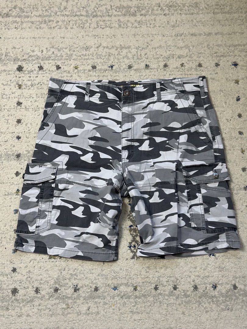 Lee Performance Series Extreme Motion Camo Cargo Shorts (Category: Shorts) located in Daet. Submitted by thrifthings2018 (Listing ID 1447976161, Image 1). Description: As new condtion Lee Motion waistline 38 length 19 ₱400- Lee Performance Series Extreme Motion cargo shorts - Cool grey and black camouflage pattern - Multiple pockets for ample storage - Comfortable fit for everyday wear - Ideal for casual outings and activities.