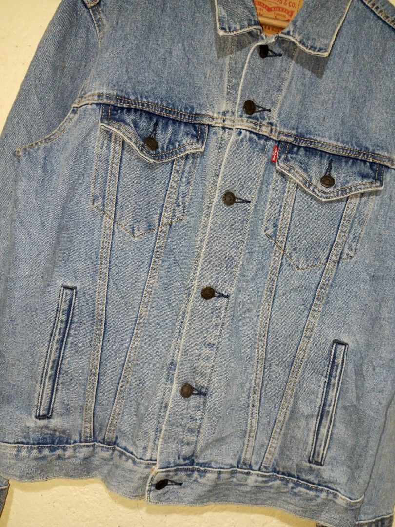 Levis Trucker Denim Jacket (Category: Activewear) located in San Pablo. Submitted by thriftyjd (Listing ID 1448054357, Image 2). Description: Levis Mens Trucker Denim Jacket Dimes: L27 x W23 Excellent/ as New Condition Condition/color rate:9.5/10 No Issue.