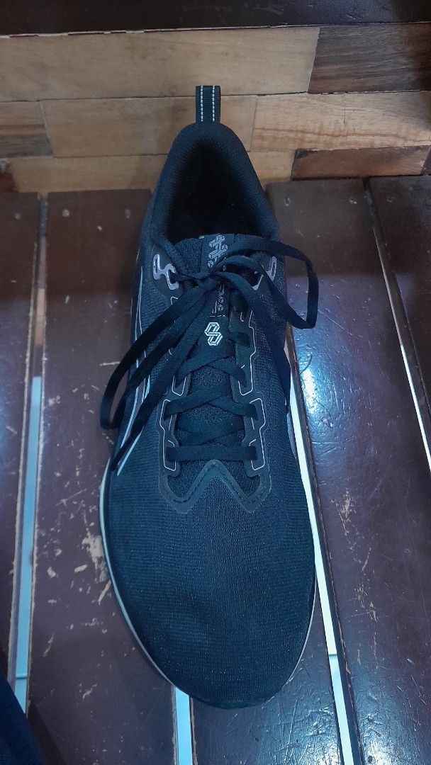 Li-Ning Running Shoes Black (Category: Sneakers) located in Subic. Submitted by adamdwyane (Listing ID 1447941311, Image 1). Description: - Brand: Li-Ning - Color: Black - Features: Lightweight and breathable mesh upper, good sole grip - Ideal for: Running and everyday wear - Condition: Shows some signs of use, but plenty of life left.
