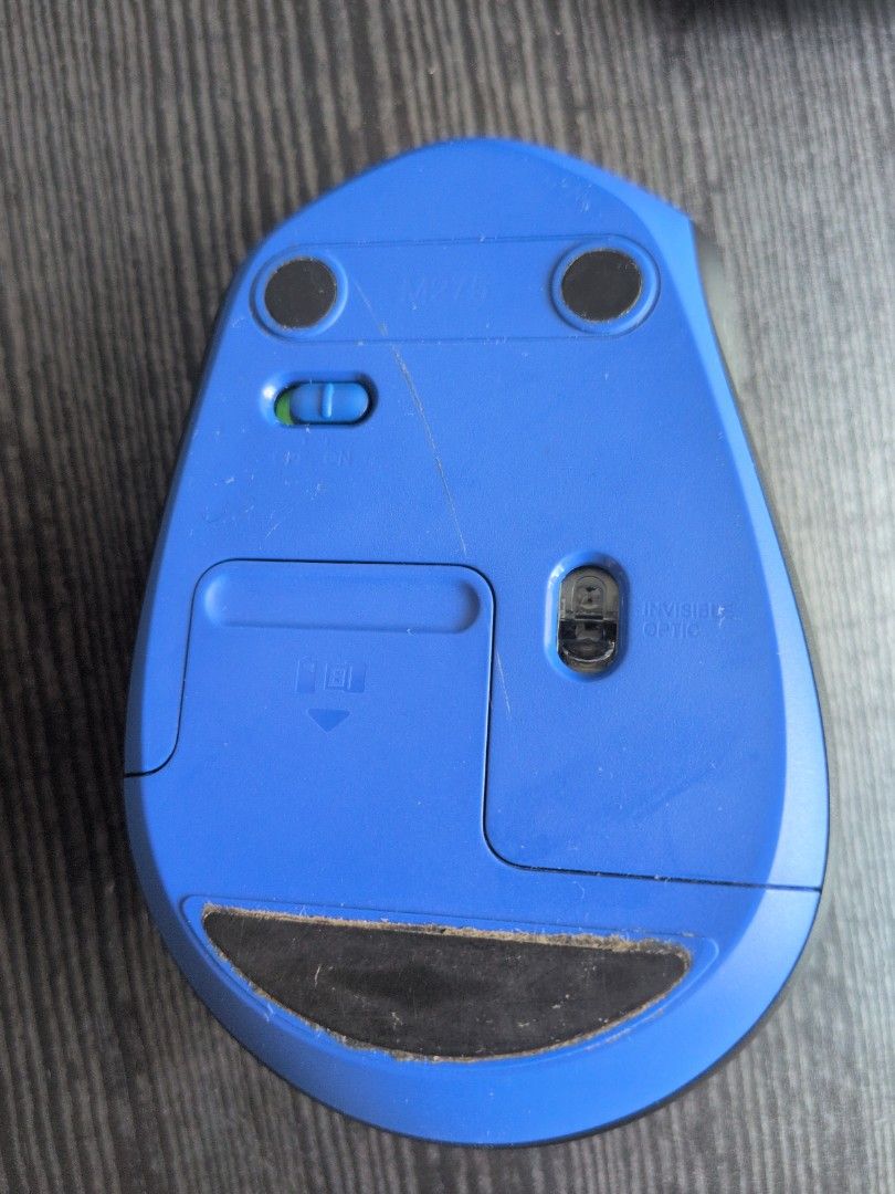 Logitech Wireless Mouse （分類：電腦滑鼠及相關產品）位於 Hong Kong。 由 th14888 提交（商品編號 1447912692，圖片 2）。簡介： Black Logitech wireless mouse. Works well. Has a scroll wheel and buttons. Battery compartment is on the bottom. Some minor scuffs from use. Still has plenty of life left.。