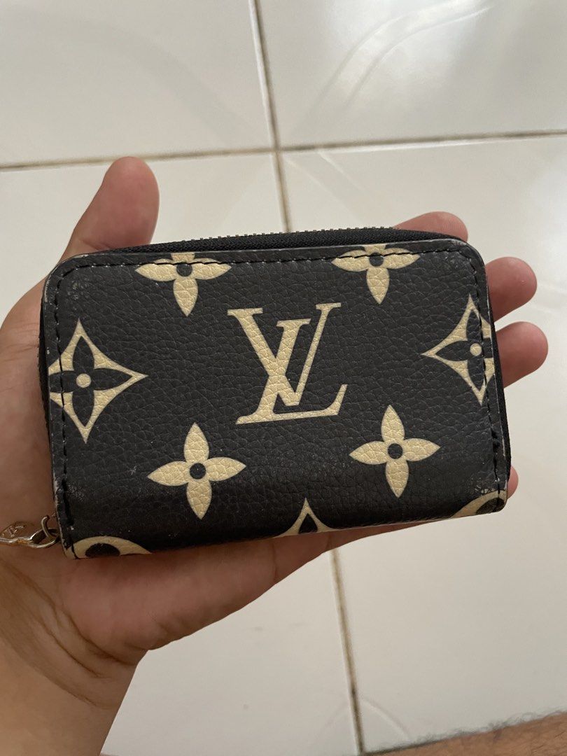 Louis Vuitton Monogram Coin Pouch (Category: Luxury Bags & Wallets) located in Siniloan. Submitted by rethr1ft (Listing ID 1447908855, Image 2). Description: - Louis Vuitton Coin Pouch - Classic Monogram Pattern (Black & Beige) - Secure Zipper Closure - Interior Date Code: S1781 - Made in France - Compact and Portable: Fits easily in pockets or bags - Ideal for organizing coins or small essentials.