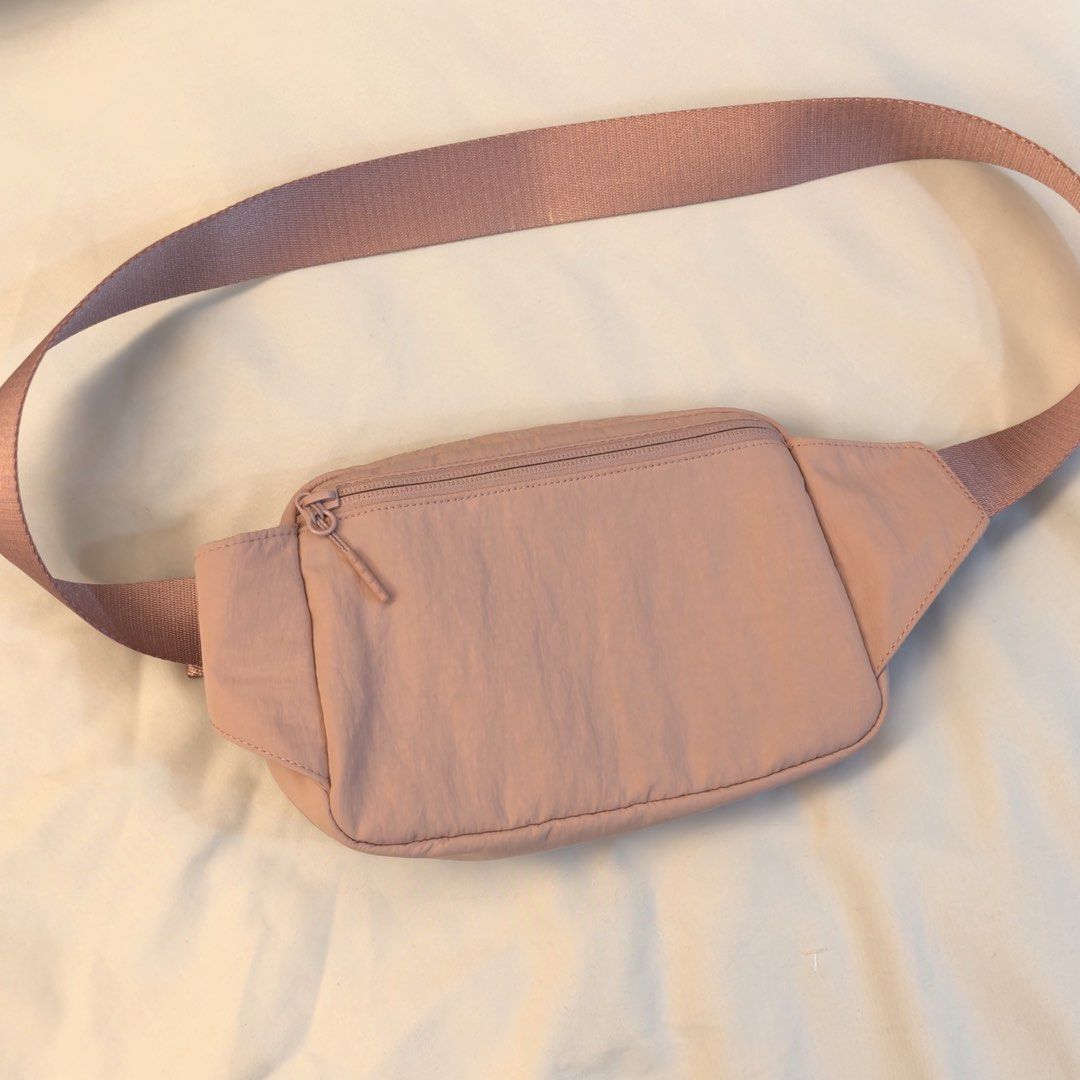 Lululemon Everywhere Belt Bag Large 2L (Category: Cross-body Bags) located in San Juan City. Submitted by mikkacruz (Listing ID 1447930984, Image 3). Description: Pink 100% Original RFS: Too many bags 😅.