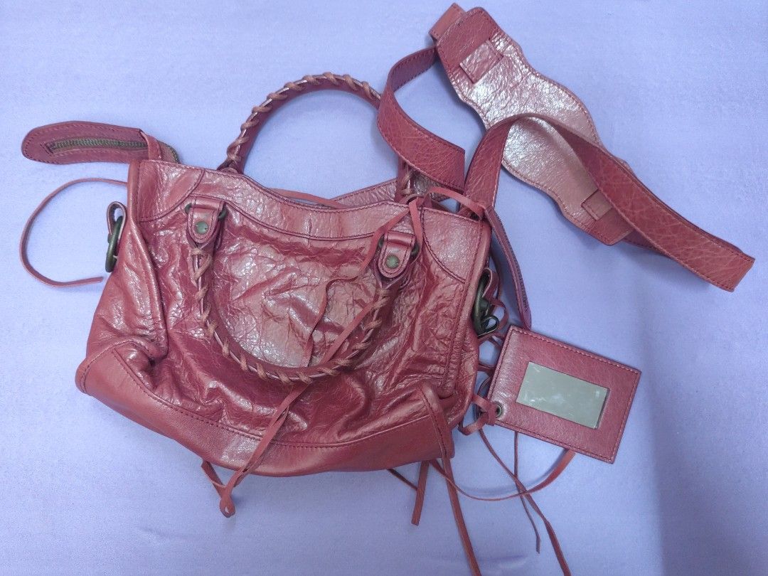 luxury bag （分類：手袋及銀包）位於 Hong Kong。 由 yumiyun863 提交（商品編號 1448013066，圖片 1）。簡介： BALENCIAGA CLASSIC CITY HANDBAG in a gorgeous, versatile wine re/burgundy color. Made from signature soft lambskin leather . The condition of this bag is in perfect condition never been use. Matching leather frame mirror. The price is negotiable..We can do meet up for you to check the authentication of the bag.。