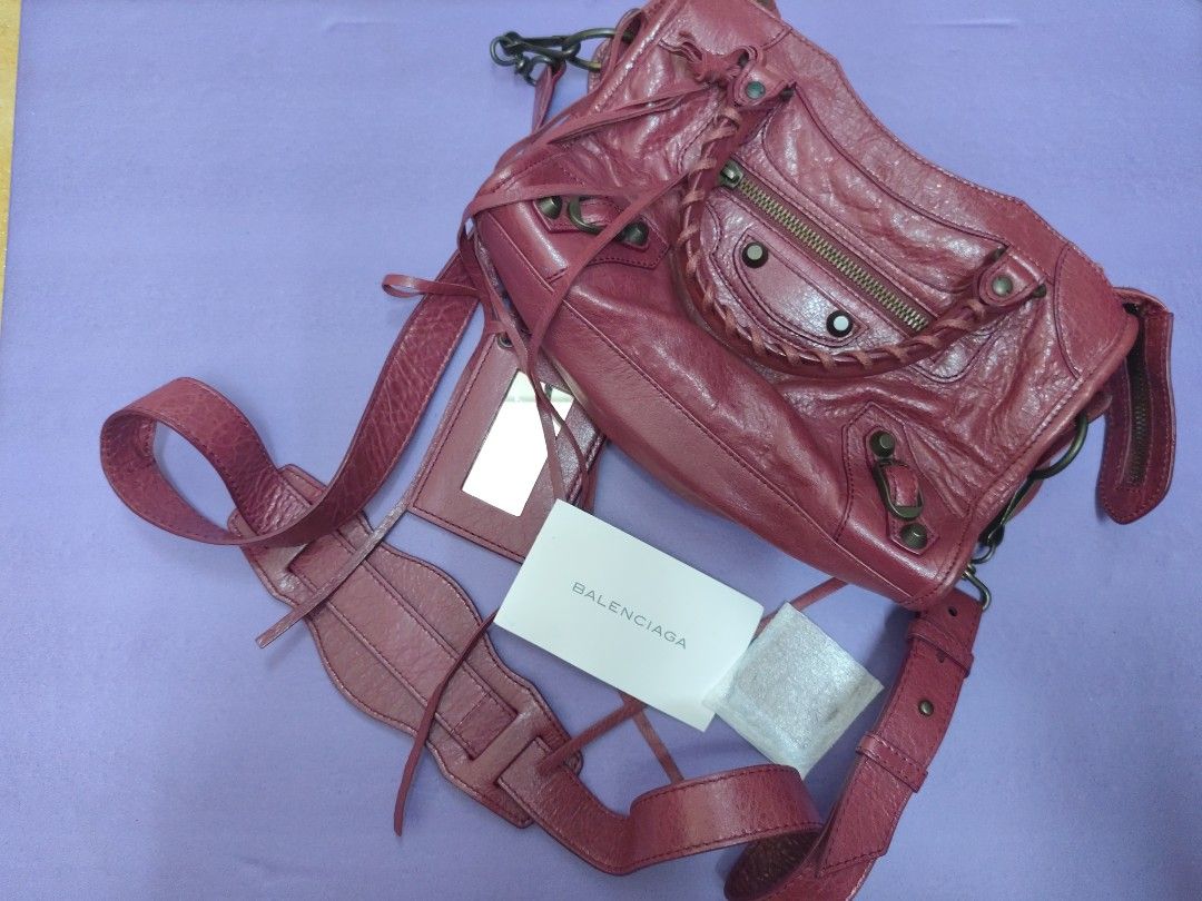 luxury bag （分類：手袋及銀包）位於 Hong Kong。 由 yumiyun863 提交（商品編號 1448013066，圖片 3）。簡介： BALENCIAGA CLASSIC CITY HANDBAG in a gorgeous, versatile wine re/burgundy color. Made from signature soft lambskin leather . The condition of this bag is in perfect condition never been use. Matching leather frame mirror. The price is negotiable..We can do meet up for you to check the authentication of the bag.。