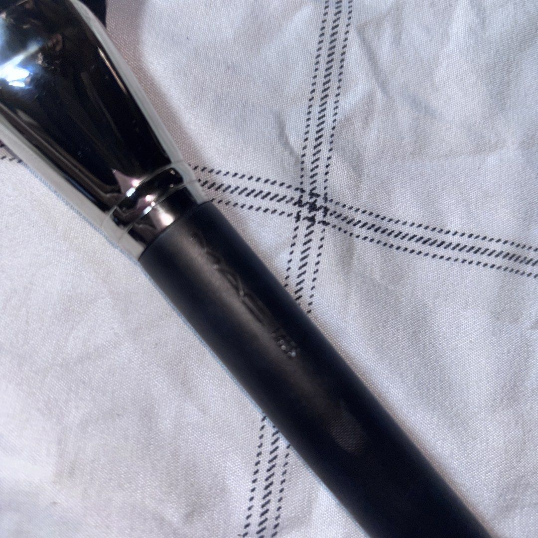 MAC 140S Blush brush (Category: Makeup) located in Paranaque City. Submitted by graceyy.rp (Listing ID 1447962247, Image 2). Description: MAC 140S Blush Brush - ₱750 repriced Condition: 9.5/10 - Used once, washed & sanitized Inclusions: Plastic guard only, no box Authenticity: 100% Legit from MAC store Details: MAC's cult favorite blush brush. Airbrush effect, walang cake sa blush. Bristles super soft, no shedding, no handle bakbak. RFS: Declutte