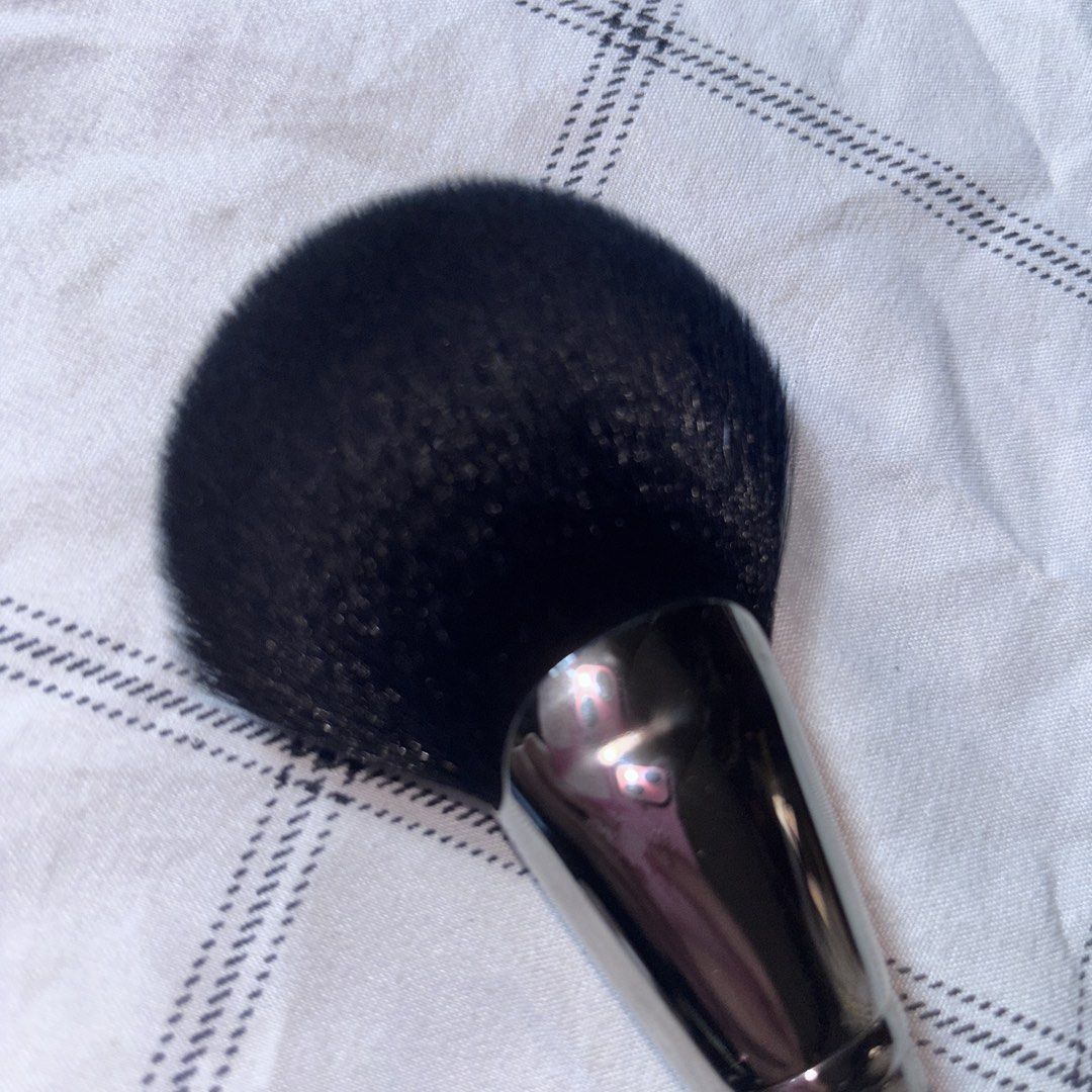MAC 140S Blush brush (Category: Makeup) located in Paranaque City. Submitted by graceyy.rp (Listing ID 1447962247, Image 3). Description: MAC 140S Blush Brush - ₱750 repriced Condition: 9.5/10 - Used once, washed & sanitized Inclusions: Plastic guard only, no box Authenticity: 100% Legit from MAC store Details: MAC's cult favorite blush brush. Airbrush effect, walang cake sa blush. Bristles super soft, no shedding, no handle bakbak. RFS: Declutte