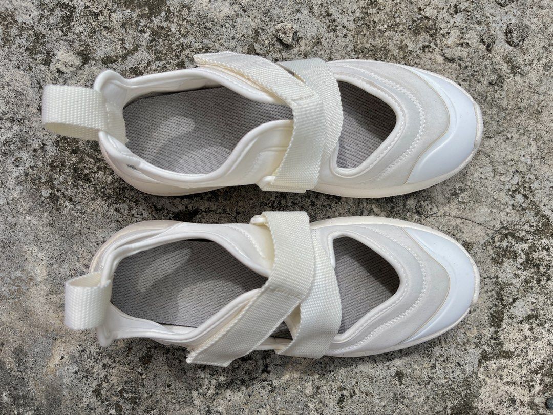muji white sneaker sandals (Category: Flats & Sandals) located in Iloilo. Submitted by joelthings (Listing ID 1435781808, Image 1). Description: out of rotation as i stick to my black pair. no issues, just needs cleaning. payment: seabank/maribank shipping: j&t meetup or free delivery: iloilo city.