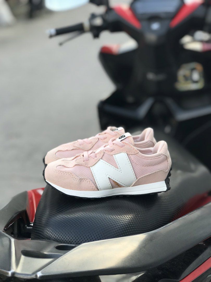 New Balance 327 Pink Sneakers (Category: Babies & Kids Fashion) located in San Fernando. Submitted by kickslocker (Listing ID 1448006244, Image 3). Description: - Brand: New Balance - Model: 327 - Color: Pink - Size: 27.5 Euro / 16cm - Condition: Excellent - Price: 799.