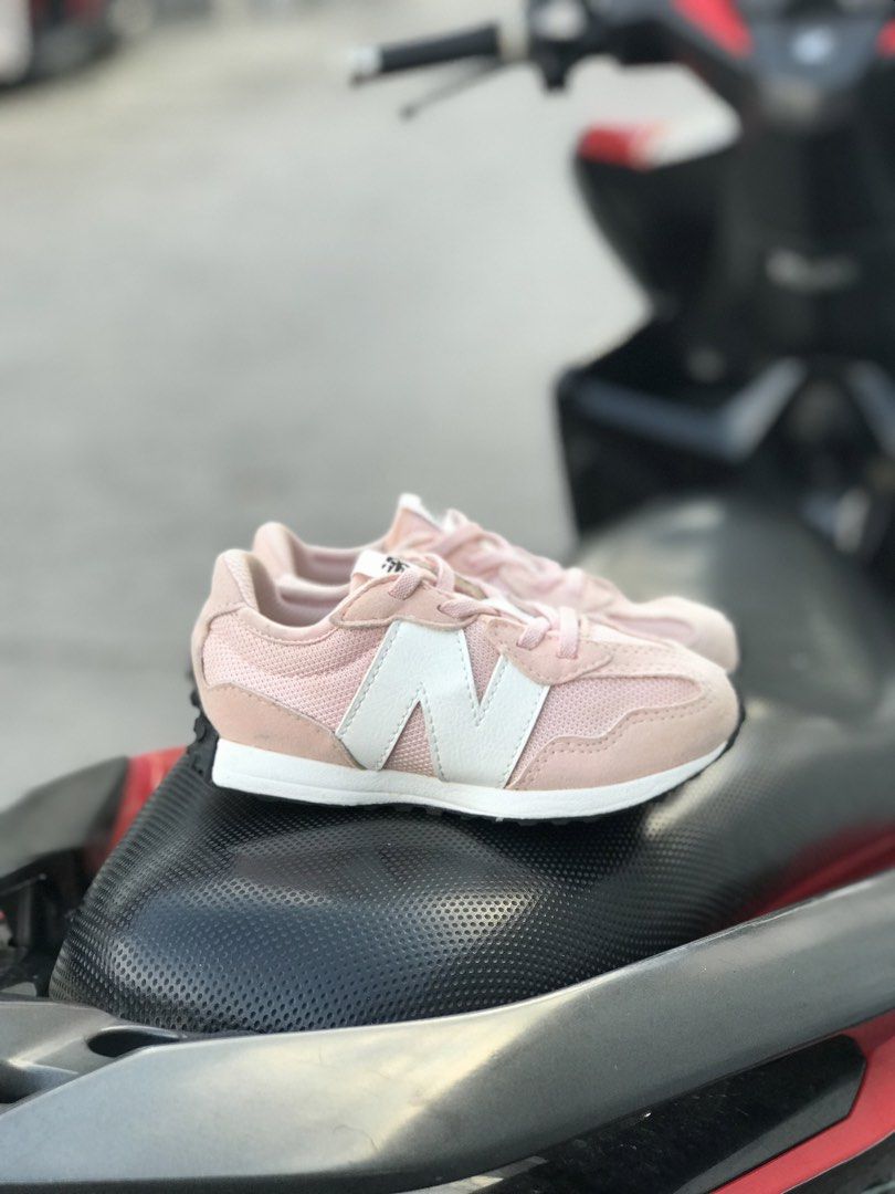 New Balance 327 Pink Sneakers (Category: Babies & Kids Fashion) located in San Fernando. Submitted by kickslocker (Listing ID 1448006244, Image 2). Description: - Brand: New Balance - Model: 327 - Color: Pink - Size: 27.5 Euro / 16cm - Condition: Excellent - Price: 799.