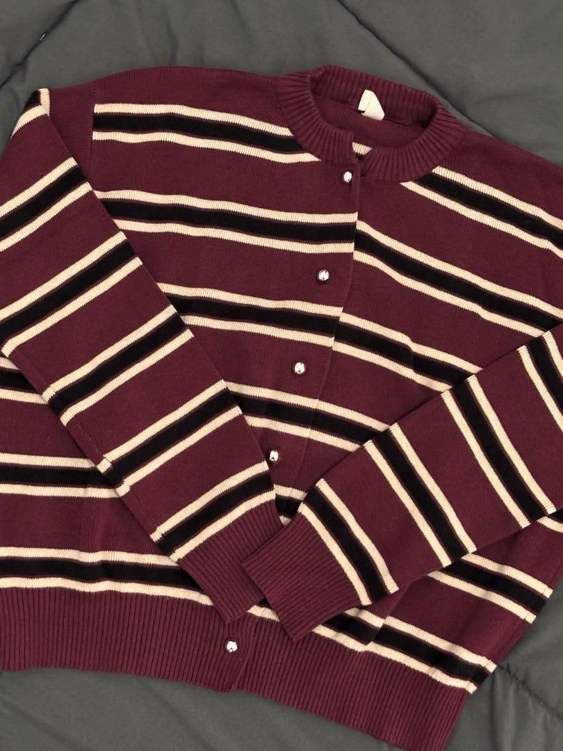 nigoo stripe cardigan (Kategori: Atasan) berada di Bogor. Dikirim oleh kyutiee539 (ID iklan 1448076326, Gambar 1). Deskripsi: net ya guys dah murah🥲 link in opsi pengiriman‼️🫰🏻.
