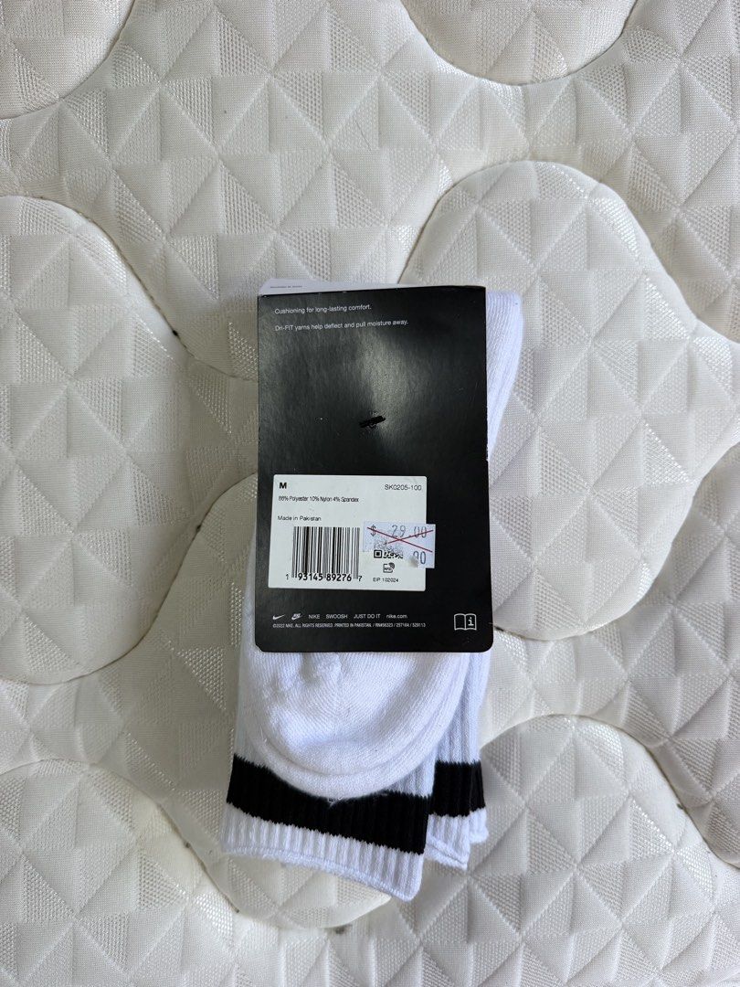 Nike heritage socks (Category: Socks) located in Taguig. Submitted by roxjl (Listing ID 1447925619, Image 3). Description: Size : M Bought in singapore.