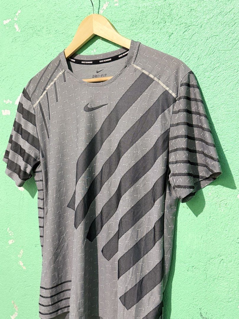 Nike Running Compression Tee (Category: Activewear) located in Baguio. Submitted by ragstorichesph (Listing ID 1448020111, Image 2). Description: nike running compression tee excellent condition Large on tag (W21 L27) has no issue baguio loc.