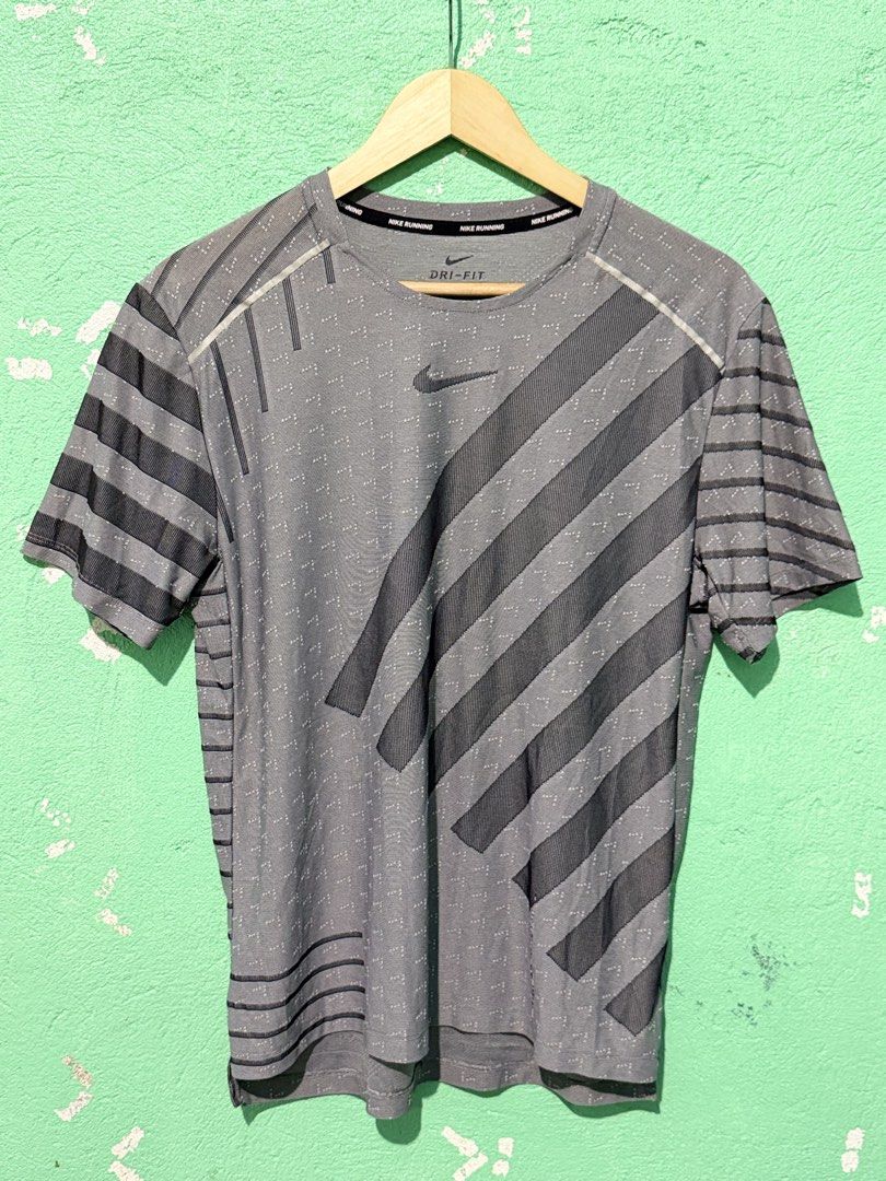 Nike Running Compression Tee (Category: Activewear) located in Baguio. Submitted by ragstorichesph (Listing ID 1448020111, Image 1). Description: nike running compression tee excellent condition Large on tag (W21 L27) has no issue baguio loc.