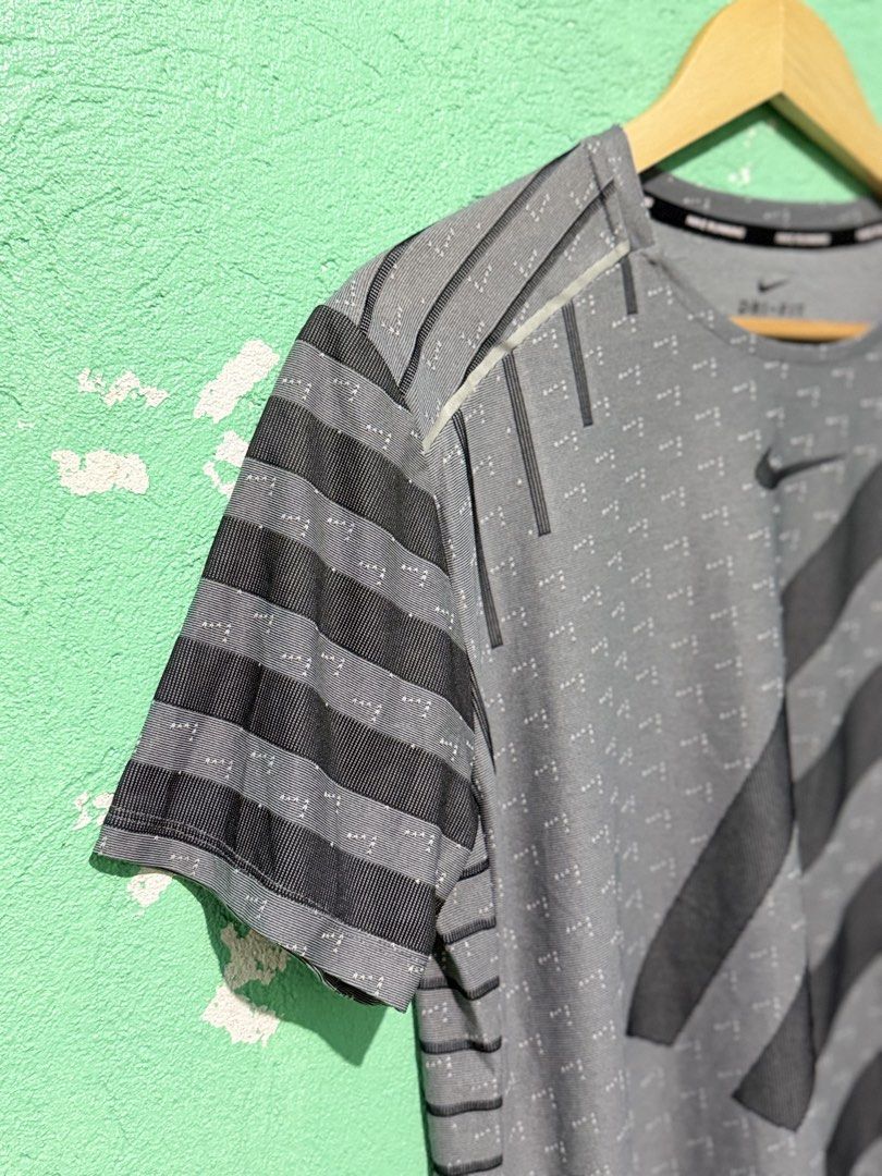 Nike Running Compression Tee (Category: Activewear) located in Baguio. Submitted by ragstorichesph (Listing ID 1448020111, Image 3). Description: nike running compression tee excellent condition Large on tag (W21 L27) has no issue baguio loc.
