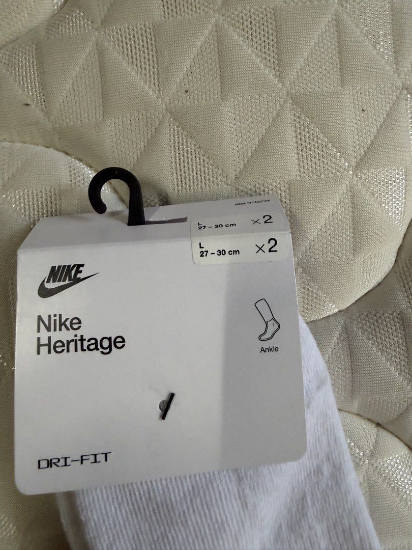 Nike socks (Category: Socks) located in Taguig. Submitted by roxjl (Listing ID 1447925843, Image 3). Description: Nike heritate socks Red and blue logo Size Large.