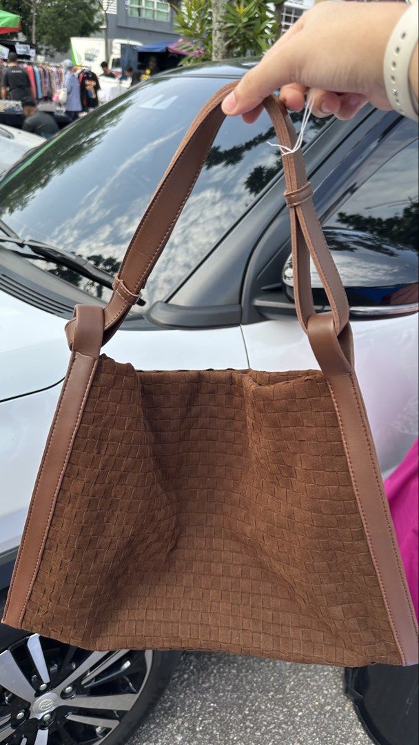 Nubuk Bags (Category: Tote Bags) located in Kuala Lumpur. Submitted by noor_fieza (Listing ID 1447900667, Image 3). Description: Nubuk bags brand local from indonesia condition still new tak pernah guna lagi. RM100 (no nego) EXCLUDE POSTAGE dapat BAG & DUST SEKALI. .